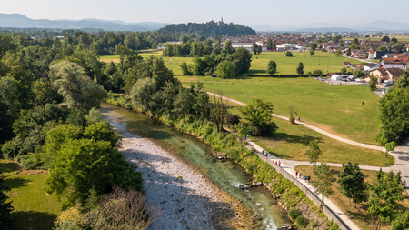 Pot ob reki, ki povezuje (26)